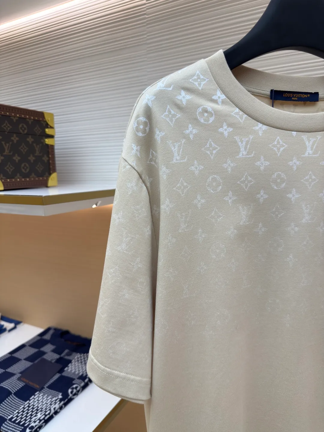 LOUIS VUITTON Gradient presbyopic T-shirt ●Authentic product: Purchased and developed by 8450 ●Item number: 1680205-A10 ●Fabric: refined sulfur cotton fabric ●Technology: printing production ●Version: fitted version ●Weight: about 275 grams ●Size: XS-S-M-L ●Description: The fabric is made of 32s double-ply combed cotton compact siro-spun yarn, matched with 1*1 flat knitted cotton thread. The entire garment's front and rear panels, left and right sleeves, are printed with Kornit white ink digital direct injection. The first draft is made based on the Y-plate scanned pattern, and the clarity of the first draft is corrected by hand to ensure that the printed flower pieces have a gradient and orderly visual effect. The overall wiring is straight and delicate, the fabric is comfortable and soft, and the color is consistent without color difference. It can be matched with the same style to create a fashionable look and control various occasions. Customized accessories, complete with three standards, same style for men and women!
